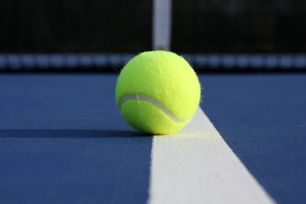 코트에 있는 테니스 공 — 스톡 사진
