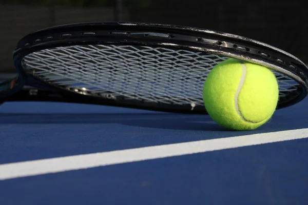 Tenis topu ve raket — Stok fotoğraf