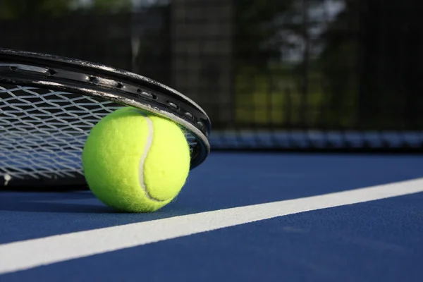 网球和球拍 — 图库照片