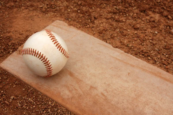 Baseball auf dem Pitcher-Hügel — Stockfoto