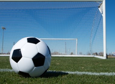 Futbol topu hedefe yakın