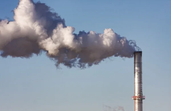 Poluição do ar de uma instalação industrial — Fotografia de Stock