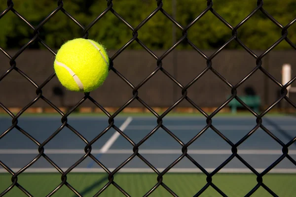 Tennisbold i Court Fence - Stock-foto