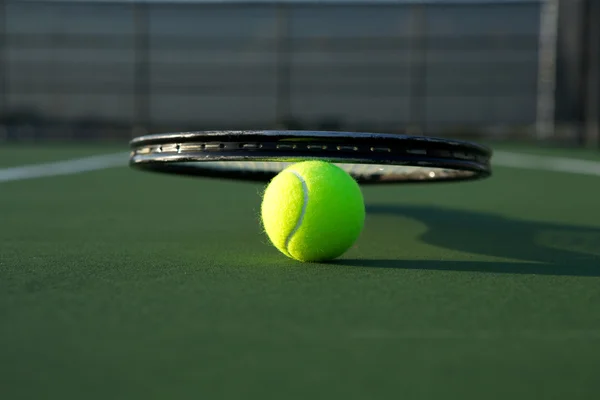 Τένις μπάλα με την ρακέτα ισορροπημένη — Φωτογραφία Αρχείου