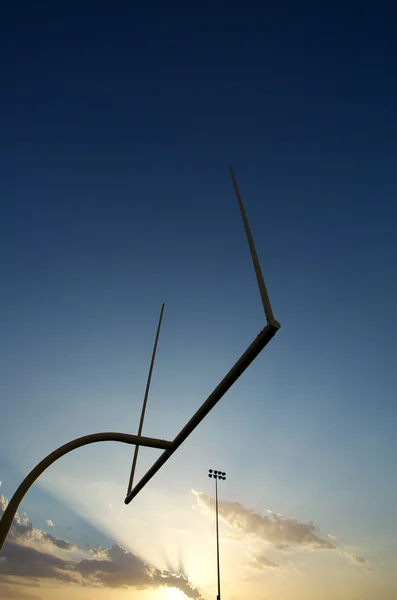 Campo de futebol americano Objetivo Posts ao pôr do sol — Fotografia de Stock