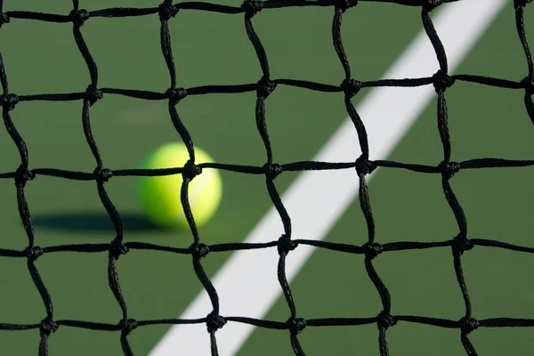 Tenisová síť s míčem a soud nad rámec — Stock fotografie