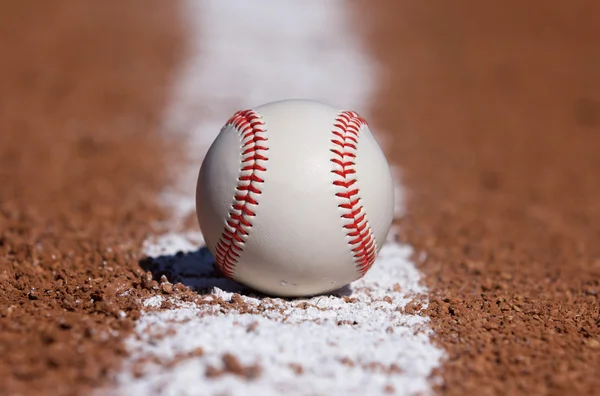 Baseball centré sur la ligne de craie — Photo