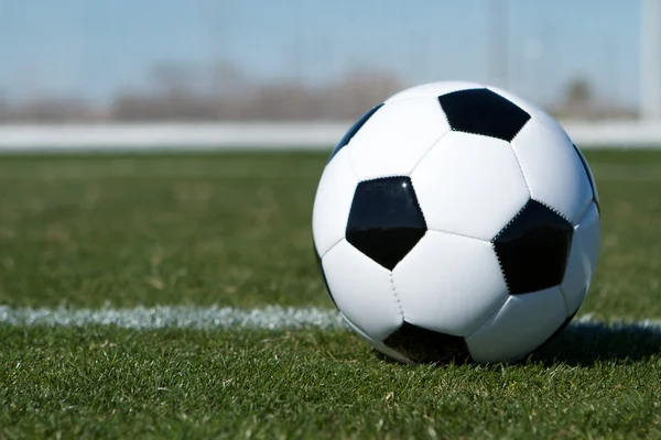 Pallone da calcio vicino all'obiettivo — Foto Stock