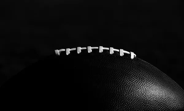 Amerikan futbolu dantel siyah beyaz izole — Stok fotoğraf
