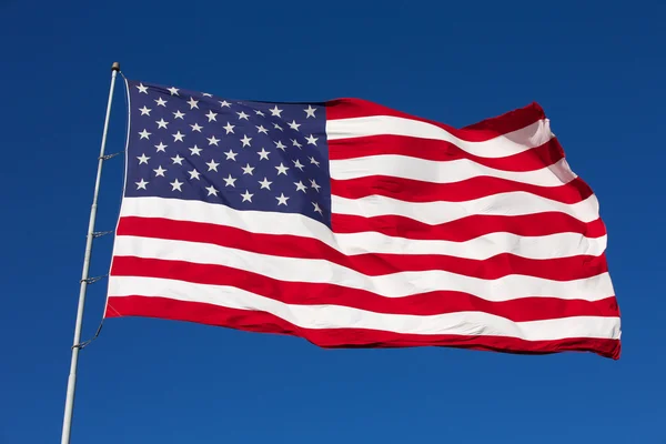 Rüzgarlı bir günde birleştiren Birleşik Devletleri bayrağı — Stok fotoğraf