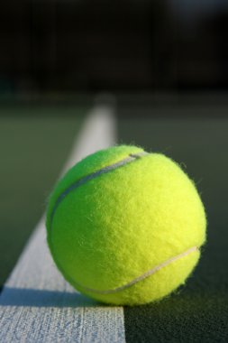 Tenis topu soluk mahkeme hattı ile