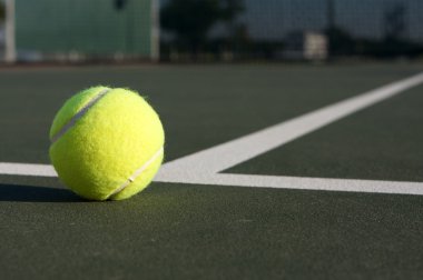 Sahada tenis topu