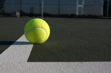 Sahada tenis topu
