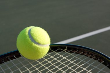 Rakette tenis topu.