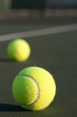 Sahada bir çift tenis topu
