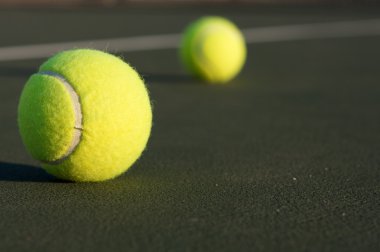 Sahada tenis topları