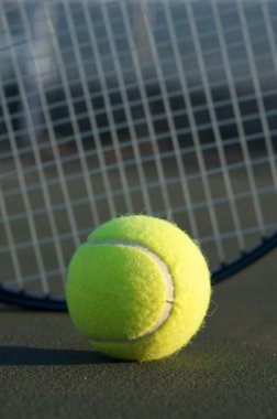 Tenis topu raket ile