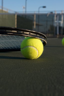 Tenis topu ve raket