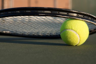 Tenis topu ve raket