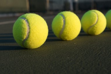 Sahada tenis topları