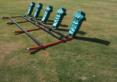 Amerikan futbol antrenmanı yastıkları vurmak