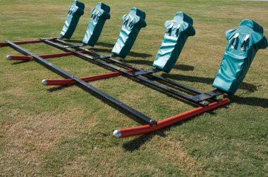 Amerikan futbolu yastıkları vurmak