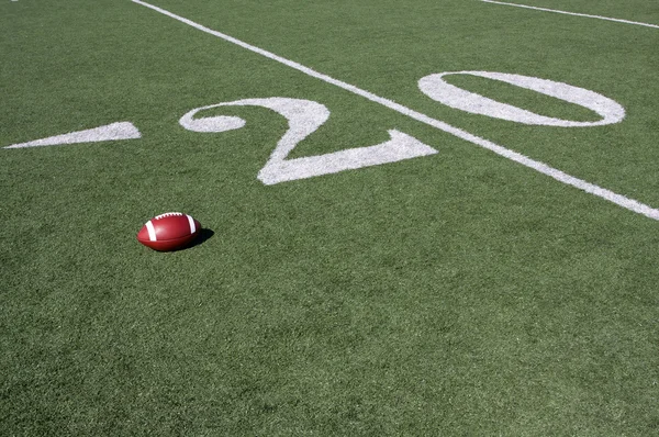 Amerikaanse voetbal in de buurt van de twintig yard lijn — Stockfoto