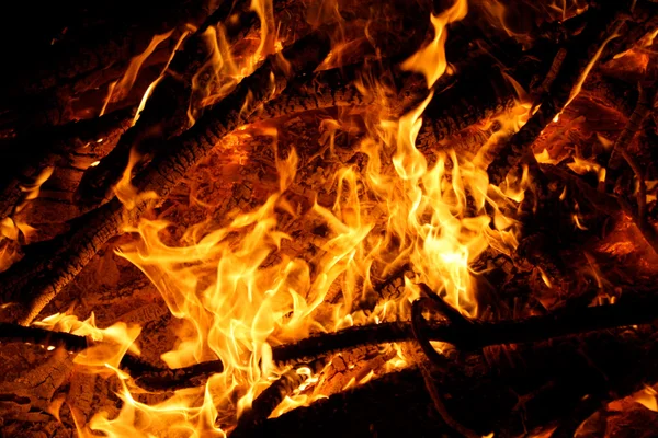 Fiamme o fuoco di un falò all'aperto — Foto Stock