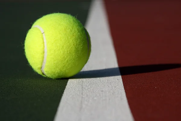 Pelota de tenis de cerca —  Fotos de Stock