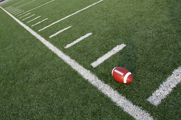 Американский футбол на поле под углом
