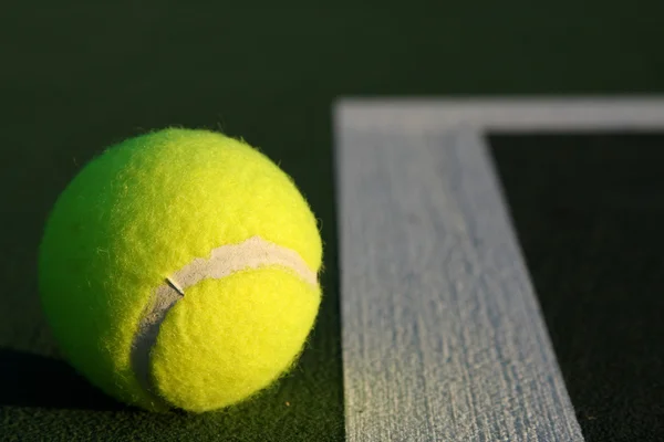 Pelota de tenis cerca de las líneas de pista —  Fotos de Stock