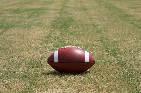 Futbol amerykański na trawie — Zdjęcie stockowe