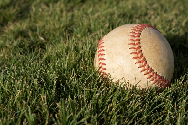 Honkbal op de outfield-gras — Stockfoto