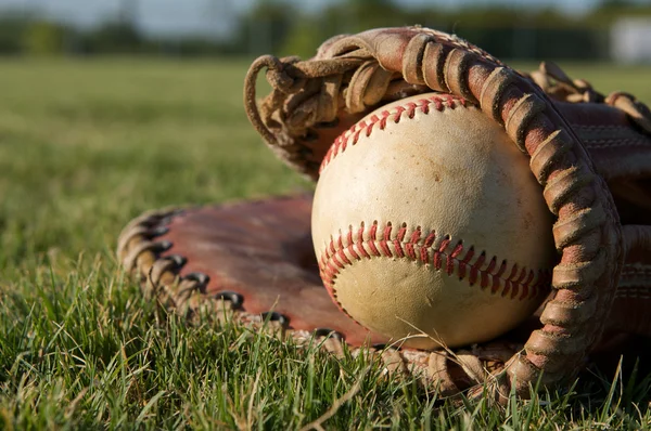 Baseball dans un gant — Photo