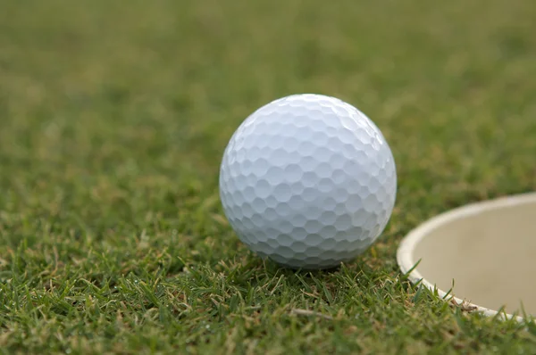 Golf bal netjes de cup — Stockfoto