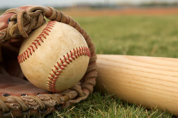 Baseball på ytterfältet gräset — Stockfoto