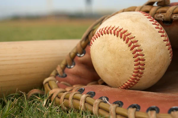 Baseball sur l'herbe du champ extérieur — Photo