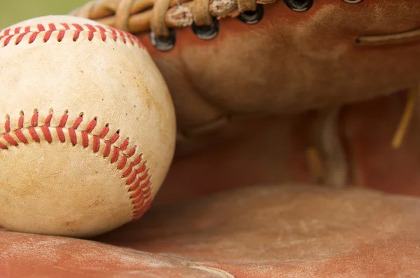 Honkbal op de outfield-gras — Stockfoto