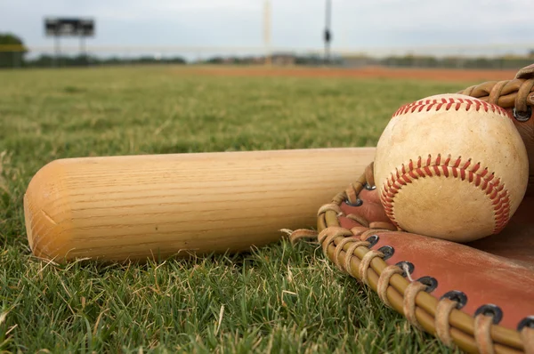 Baseball v outfield trávě — Stock fotografie