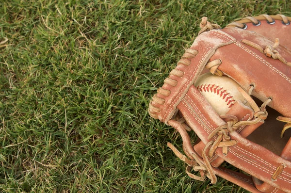 Baseball auf dem Outfield-Rasen — Stockfoto