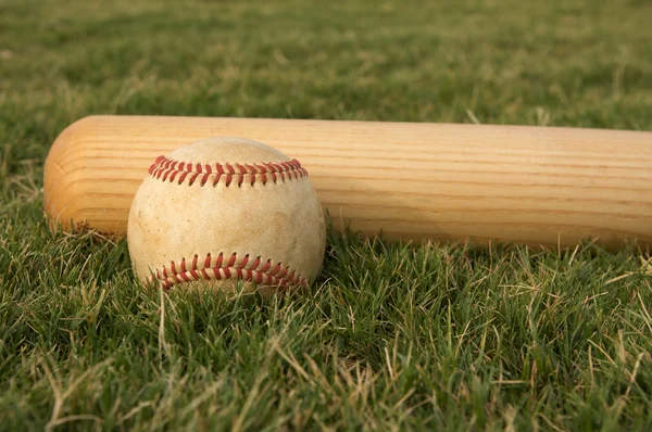 Honkbal op de outfield-gras — Stockfoto