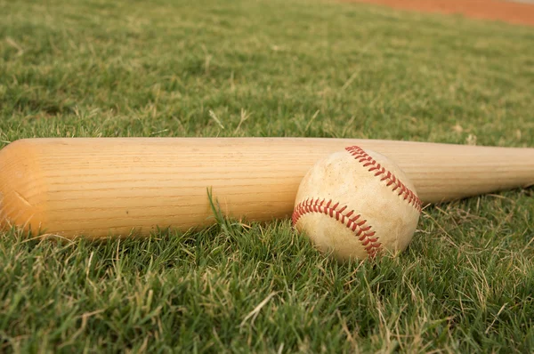 Baseball di Outfield Grass — Stok Foto