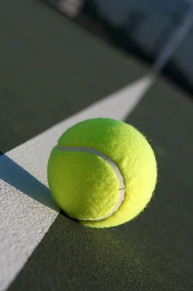 Pelota de tenis en la cancha en ángulo —  Fotos de Stock