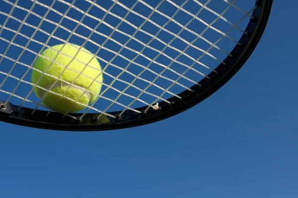 Pelota de tenis en la raqueta — Foto de Stock