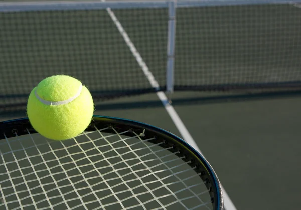 Pelota de tenis y raqueta — Foto de Stock