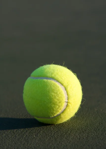 Teniszlabda a pályán — Stock Fotó