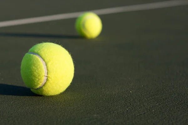 Tennisbälle auf dem Platz — Stockfoto