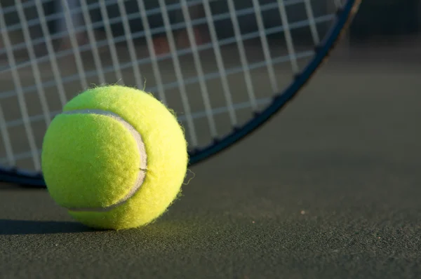 Pelota de tenis y raqueta — Foto de Stock