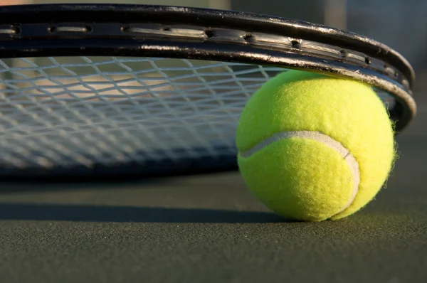 Pelota de tenis y raqueta —  Fotos de Stock