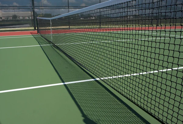 Red de pista de tenis y sombra — Foto de Stock